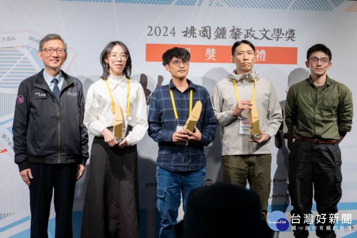 王副市長與獲獎創作者合照。