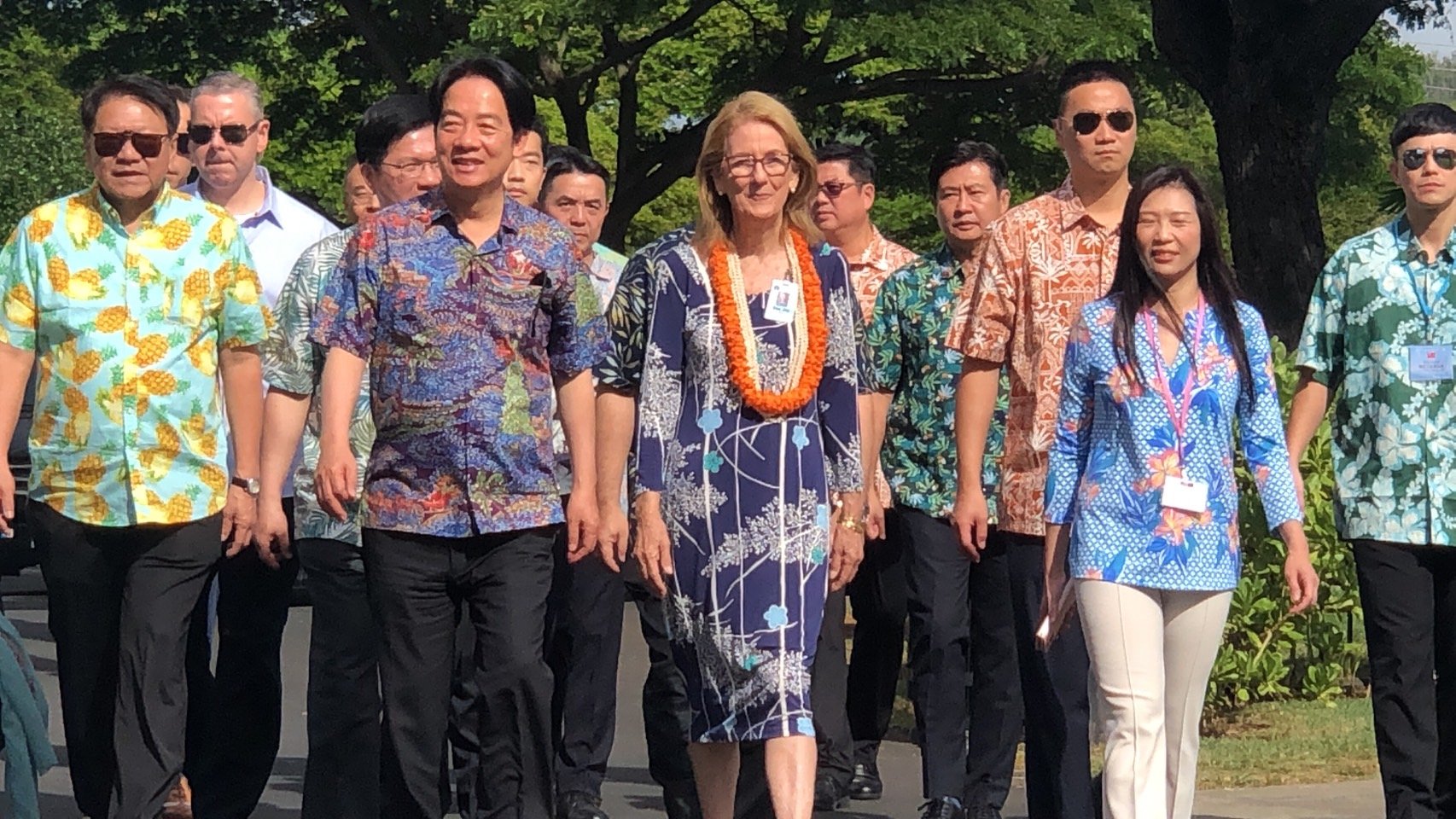 總統賴清德（左2）抵達夏威夷，特地換上夏威夷衫，心情顯得相當好。張麗娜攝