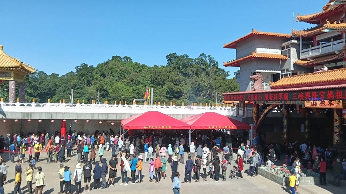 高雄東照山關帝廟慶中華隊奪冠 免費發放2200份雞排創紀錄