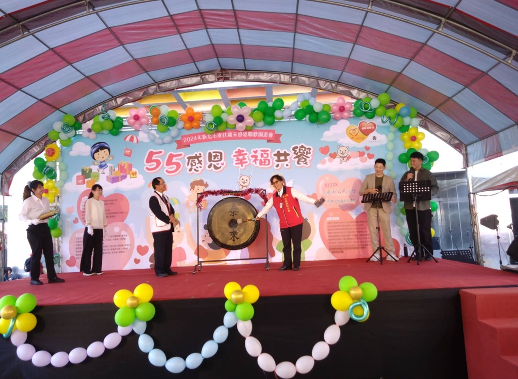 敲響愛心鑼（記者黃楸玲／攝影）
