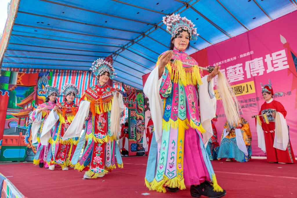 江明龍指出，歌仔戲是台灣文化的縮影，每一個手勢、每一句唱詞，都蘊含著對土地的深情。