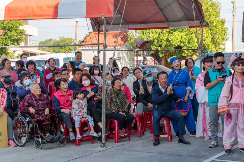 由緣龍戲坊團長江明龍大師授課，指導太保國小與前後潭社區青銀學員，11／30在太保市鎮福宮舉辦成果公演吸引鄉親作伙看戲。