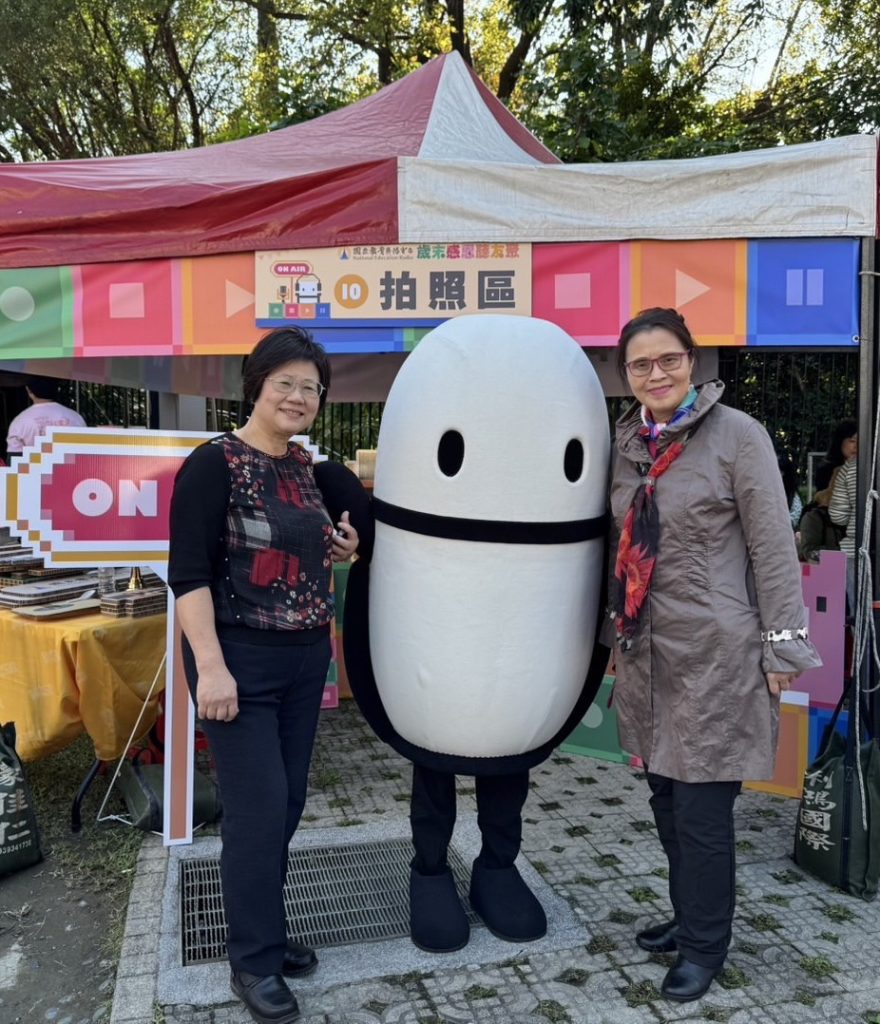 會研基金會董事長王怡心和教育廣播電台黃月麗台長,與教育電台吉祥物麥寶人偶合影留念。
