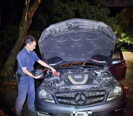 駕駛受困聖人瀑布旁情況危急,警方迅速派員前往支援。(記者 黃荷琇翻攝)