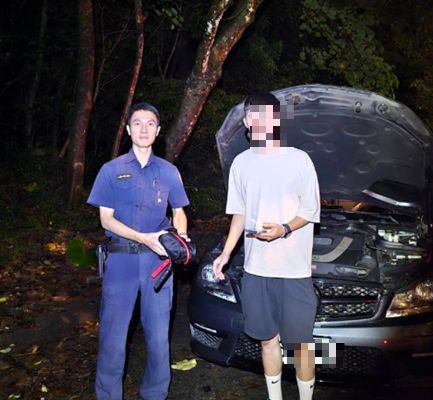 駕駛對警員吳孟哲(圖左)迅速反應及細心協助深表感謝。(記者 黃荷琇翻攝)