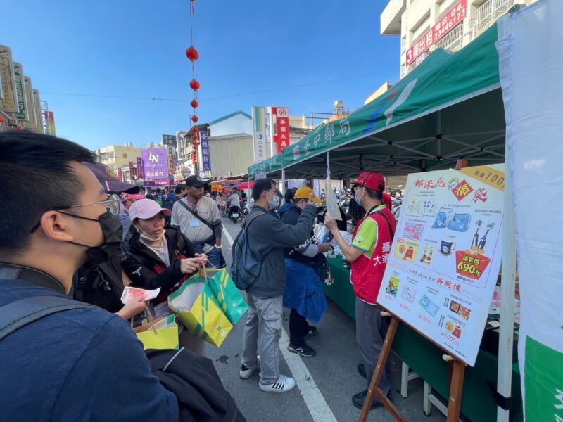 圖文:臺中郵局配合大甲鎮瀾宮重修慶成祈安七朝清醮王船大典「臨時郵局暨印尼小額安心匯款」攤位。