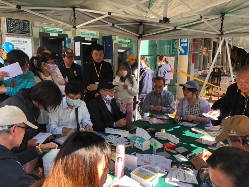 圖文:臺中郵局配合大甲鎮瀾宮重修慶成祈安七朝清醮王船大典「臨時郵局暨印尼小額安心匯款」攤位。