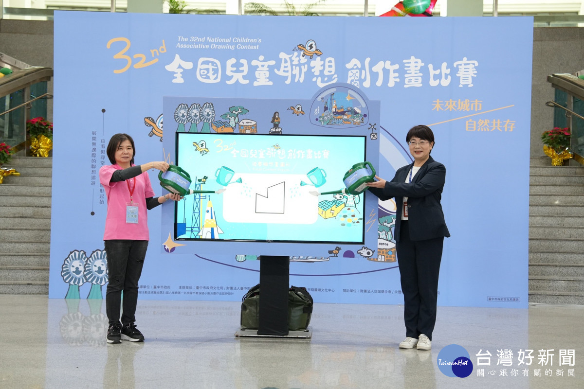 文化局長陳佳君右圖掲曉圖形,象徵城市意象的建築線條。