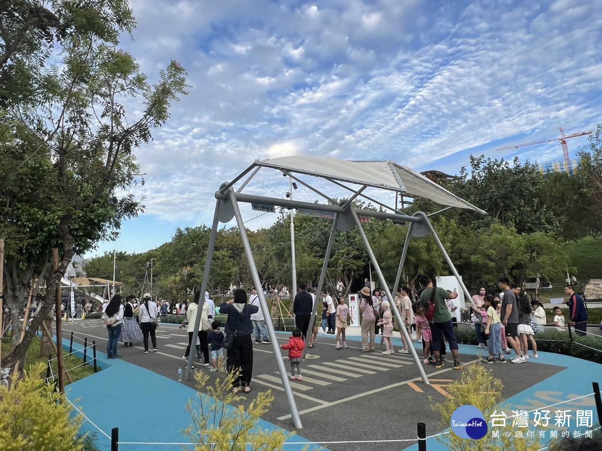 飛行美樂地遊戲場的雙軌滑索、飛碟造型大型攀爬架和超高溜滑梯,深受孩童喜愛。