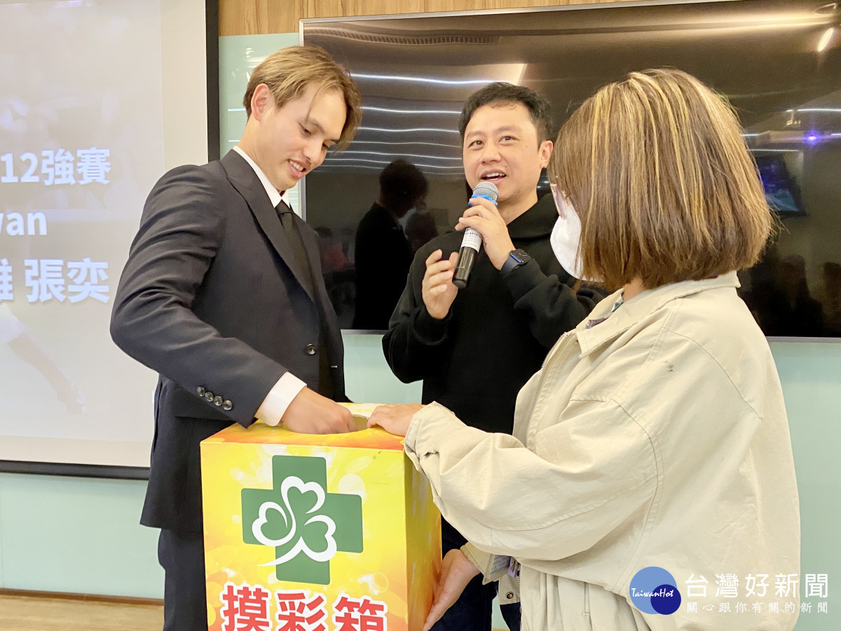 張奕親自抽出20名幸運員工,可與張奕投手合照並獲得親筆簽名。圖/秀傳醫院提供