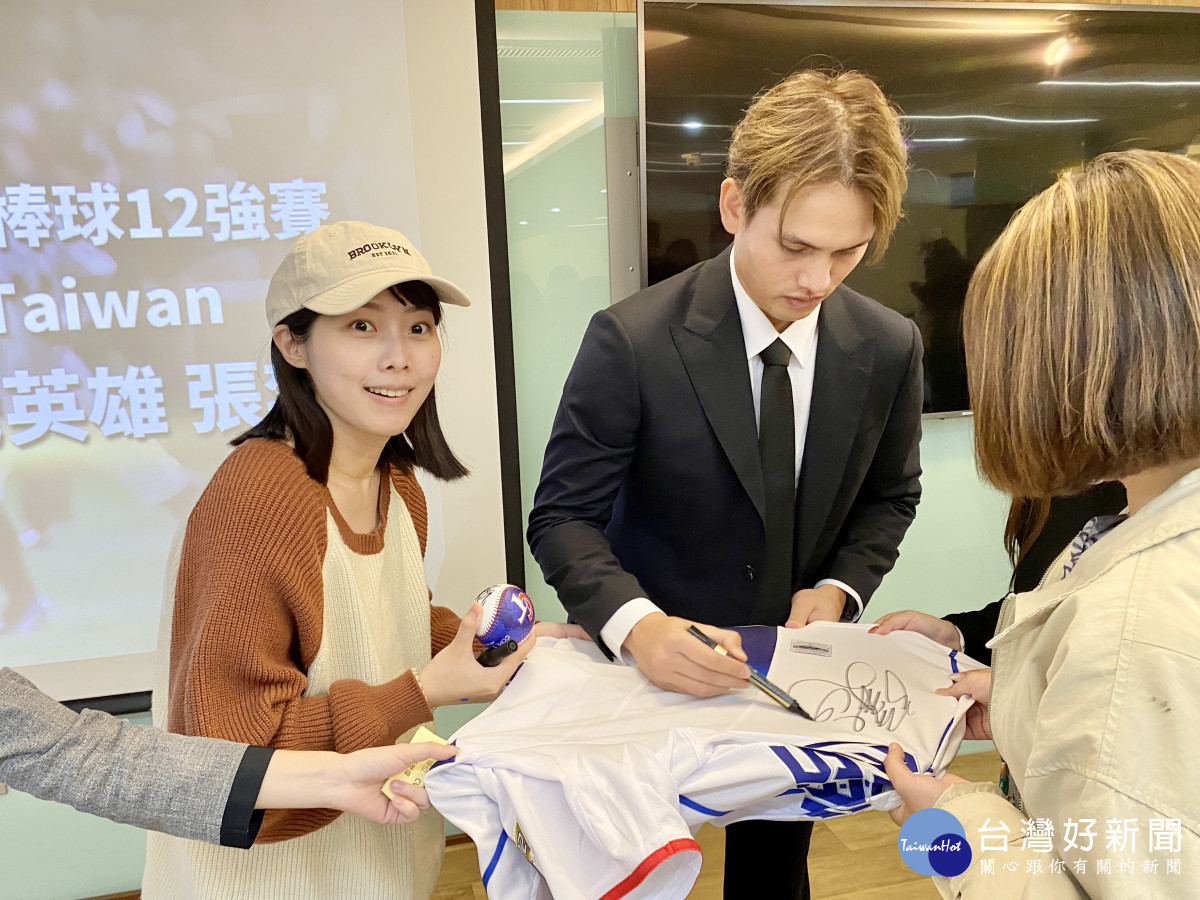 張奕與20為幸運員工合照親筆簽名。圖/秀傳醫院提供
