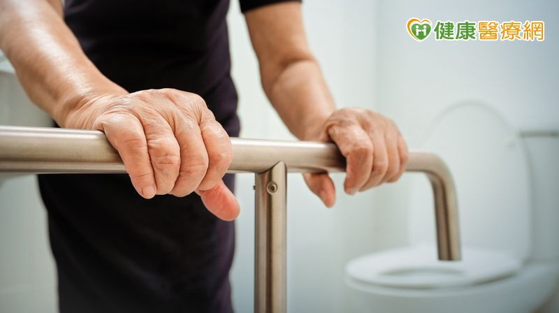 血尿二個月竟是侵犯性膀胱癌　「三模式治療」保住膀胱！