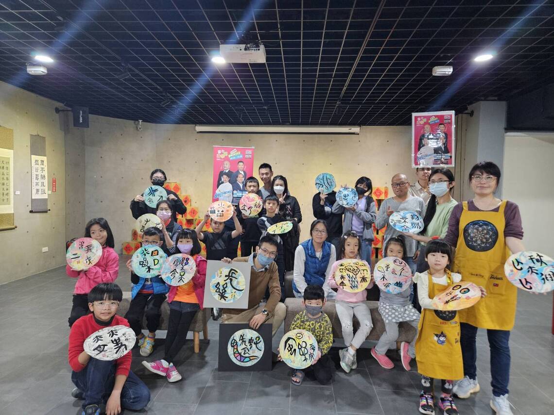 大甲區公所於中正紀念館舉辦「甲骨文浮水趣DIY活動」並宣導2024臺中購物節
