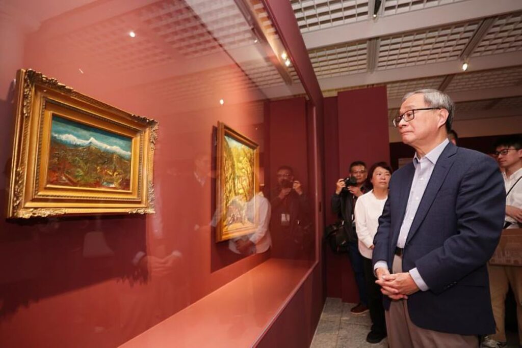 文化部長李遠欣賞陳澄波畫作〈玉山積雪〉。(圖/文化部)