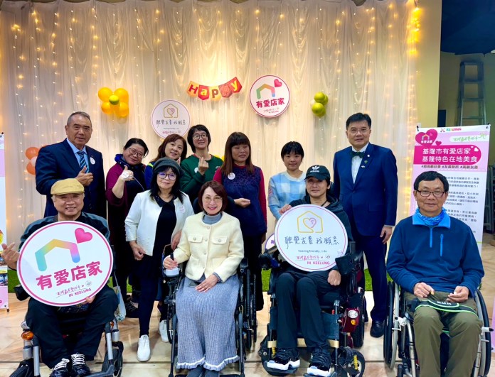 身障朋友快來!基隆市12月有愛店家消費優惠即日啟航 70 基隆市政府社會處楊玉欣處長與身心障礙店家輔導員團隊合影。圖/基隆市政府社會處提 0