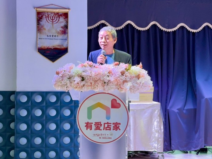 身障朋友快來!基隆市12月有愛店家消費優惠即日啟航 72 基隆市政府代表,駱文章簡任秘書到場,向有愛店家及輔導員致意。圖/基隆市政府社會 0