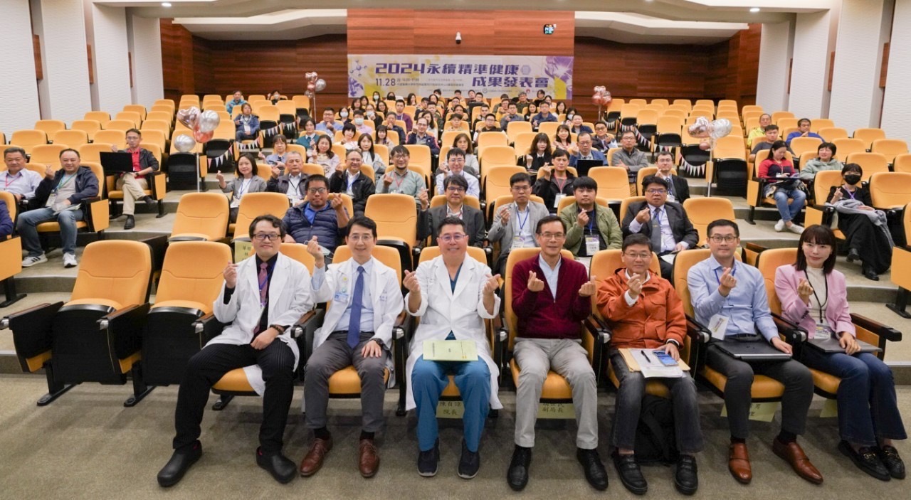 中醫大新竹附設醫院與新竹科學園區管理局攜手舉辦「永續精準健康暨成果發表會」,聚焦數位健康、智慧醫療與精準治療等議題。(圖/記者林照東翻攝)