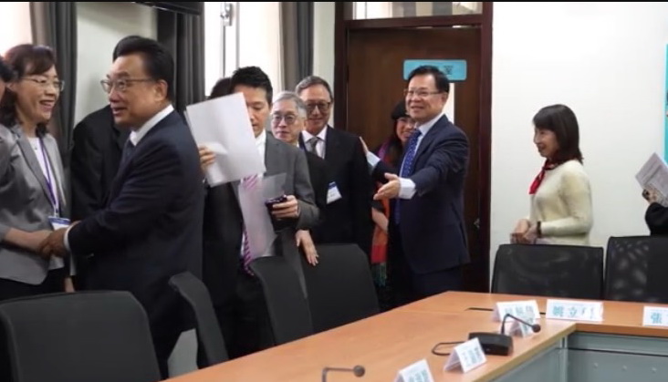 結束拜會行程,民眾黨立委林國成、張啟楷、陳昭姿等人起身歡送大法官被提名人。(圖/民眾黨團提供)