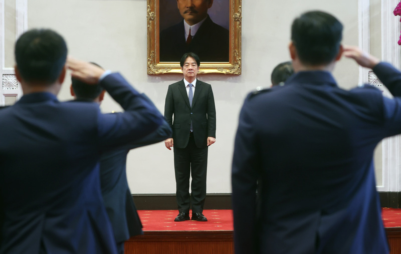 賴政府下令軍校刪除「中國現代史」課程,改為「世界歷史」。圖為總統賴清德(中)11月27日在總統府主持中華民國113年12月份將官晉任授階典禮,圖為晉任將官向賴總統行舉手禮。圖/中央社