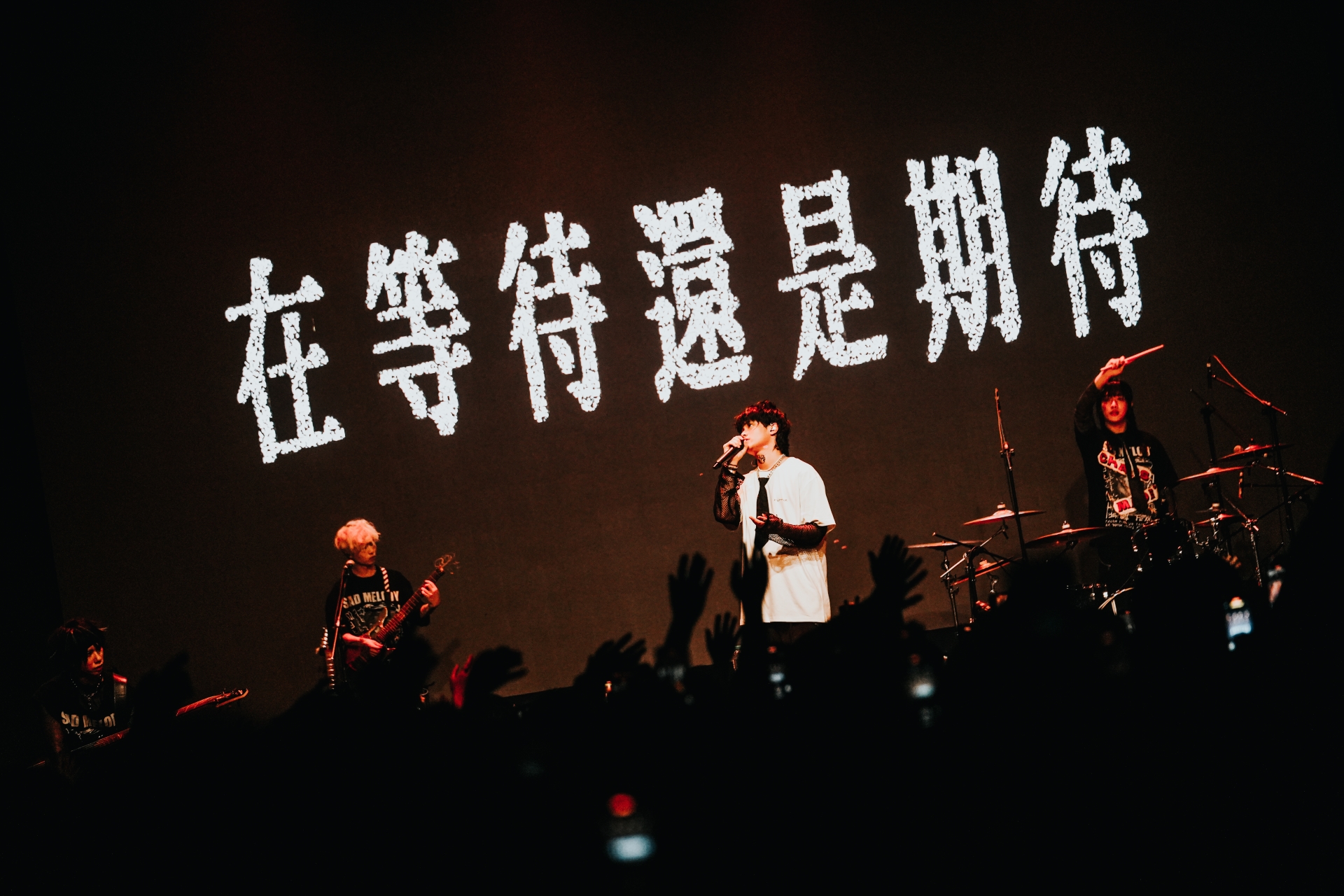 由主唱李浩瑋、貝斯手奕勛、鼓手王晧所組成的福夢樂團,上週末在高雄舉辦「BLESSED」專輯發片演唱會。圖/形上娛樂提供