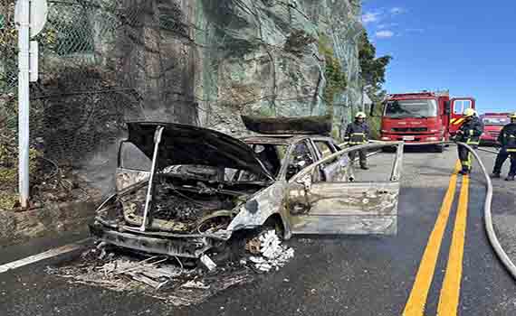 蘇花公路火燒車 自小客剩骨架駕駛、乘客反應快逃過一劫