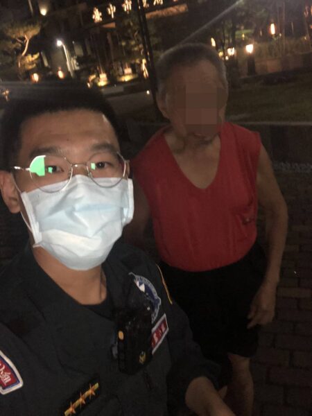 圖文:中市保大特勤警助迷途長者返家。