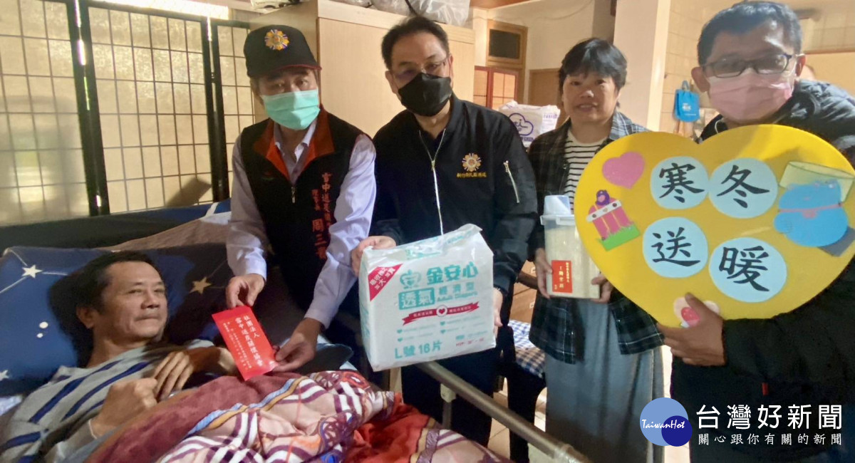 雪中送炭關懷協會周三貴理事長(左二)親率服務團隊慰問。