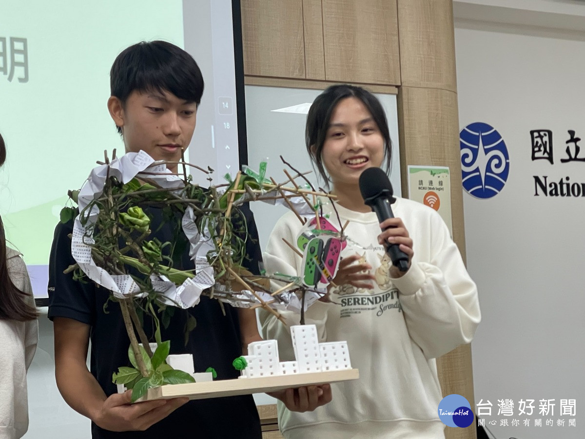 北市大劉亭妤與吳沅朕、宜大徐巧恩、北藝大楊愛德、暨大劉珊榕與江雨恩,以「阿昨與阿明」為題,進行環境藝術品創作。(圖/暨大提供)