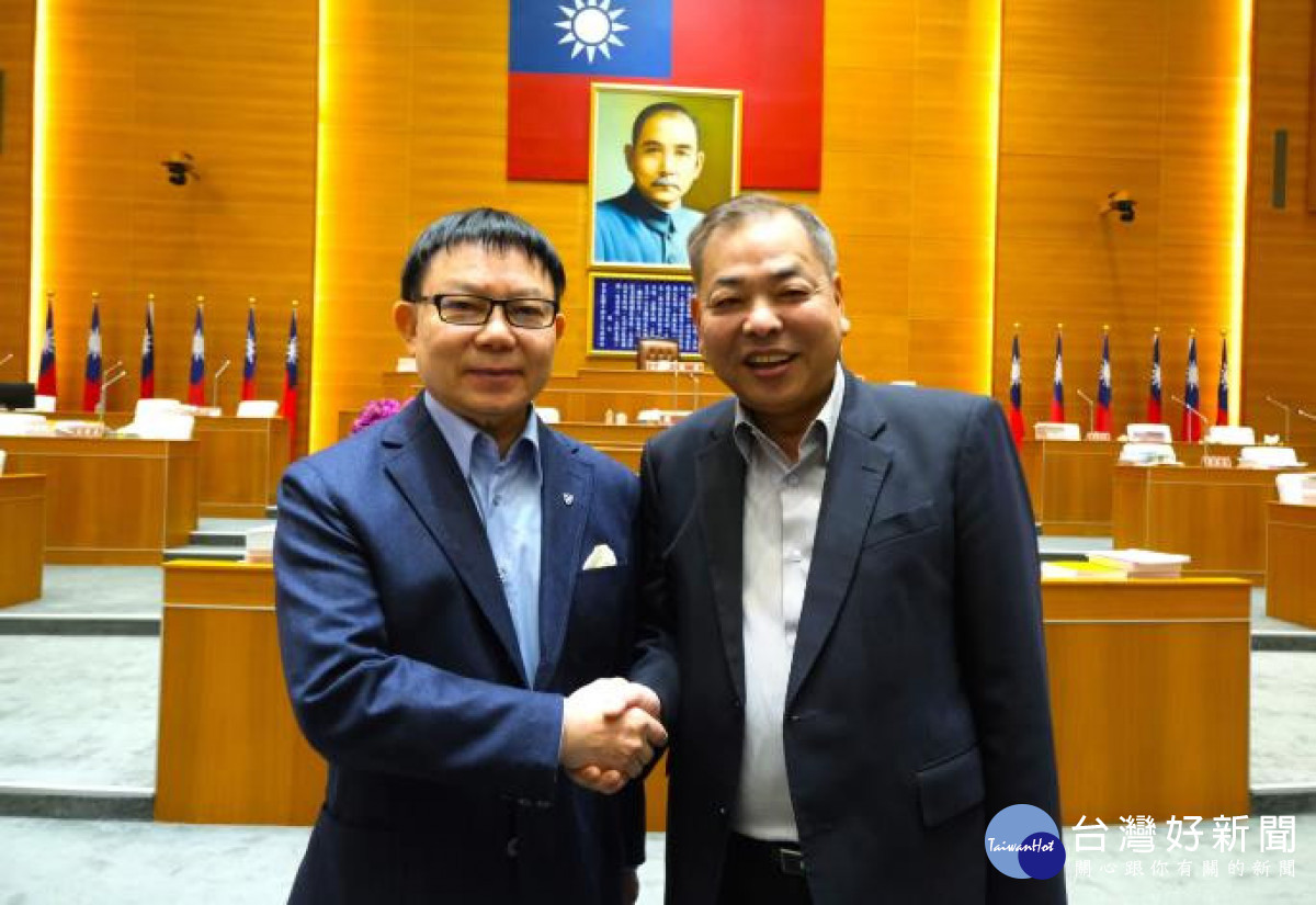 副縣長陳見賢(右)代表楊縣長感謝新竹縣議會的支持。
