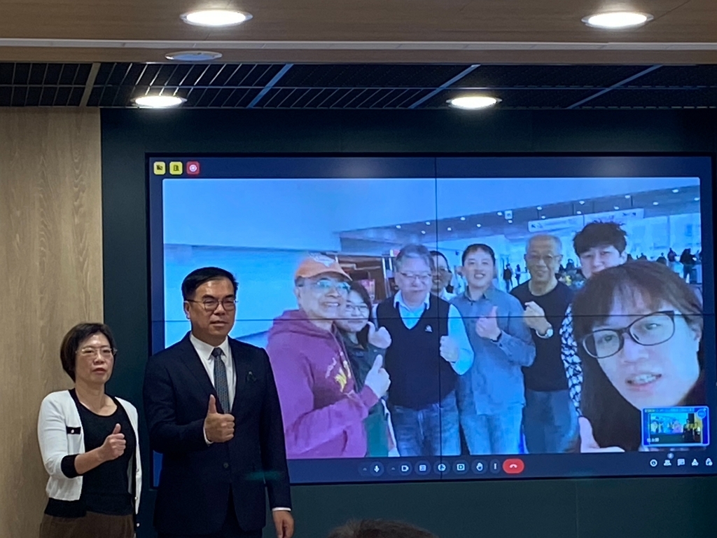 環境部彭啓明部長與循環署賴瑩瑩署長一同與環境部觀察團連線視訊（記者黃楸玲／攝影）