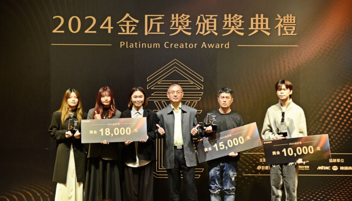 ▲巨匠電腦廖文宏總經理與商業海報組得獎者合影。（記者 郭晉嘉翻攝）
