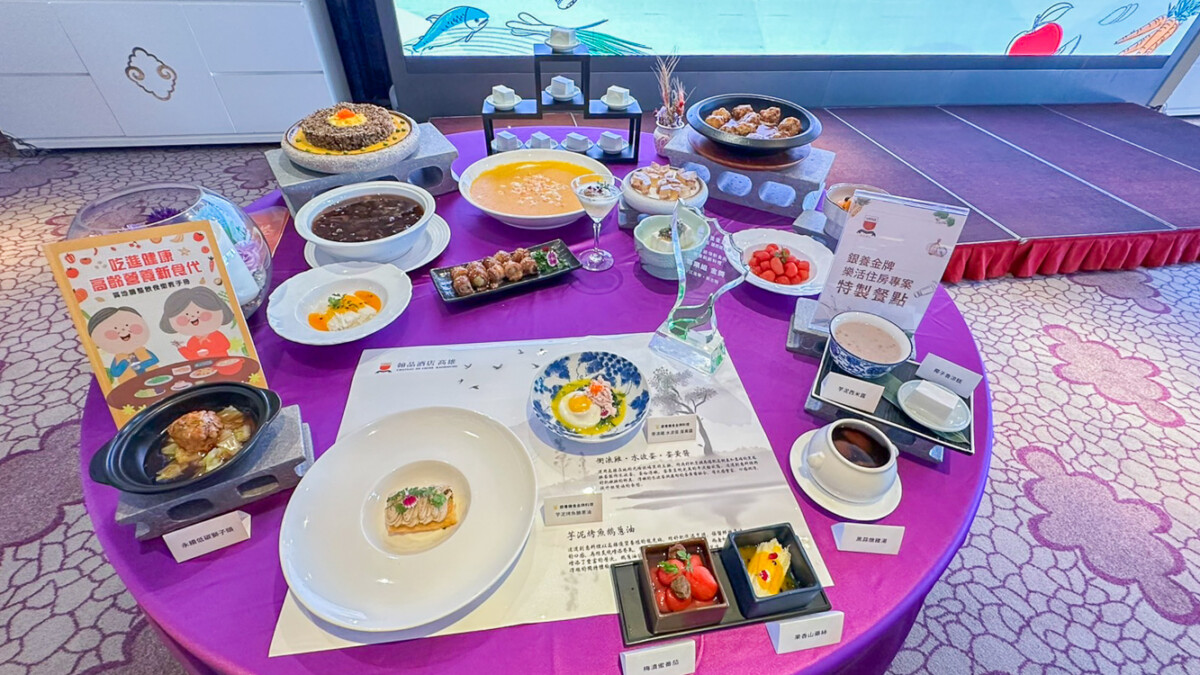 ▲高雄翰品酒店今天舉辦愛心餐會，活動以「銀髮膳食」為主題，讓參與者親自品嚐這些兼顧美味與營養的料理。（圖/記者黃淑貞攝）