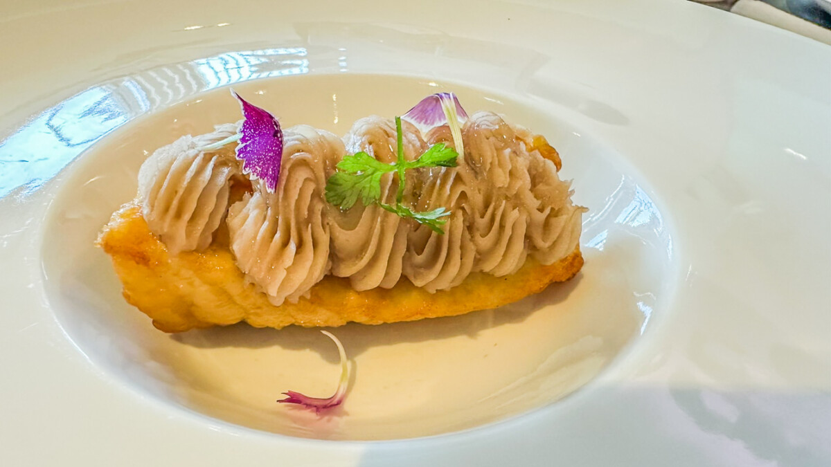 ▲高雄翰品酒店這道「芋泥烤魚鵝蔥油」榮獲專業組金獎。（圖/記者黃淑貞攝）