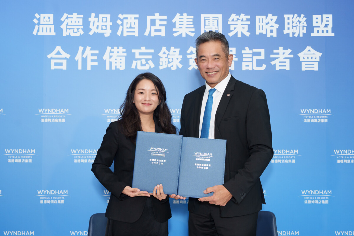 溫德姆酒店集團亞太區總裁黃俊安與雀客國際酒店集團執行長莊正均簽署策略聯盟合作備忘錄，雙方將攜手重新定義台灣智慧酒店體驗。