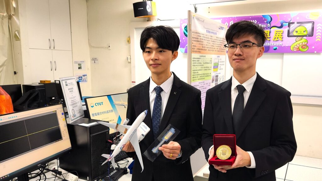 資通系學生謝長諺(左)、林志杰(右)現場分享二人團隊作品「壓電複合材料感測器」與得獎紀錄。(圖/陳惠玲攝影)