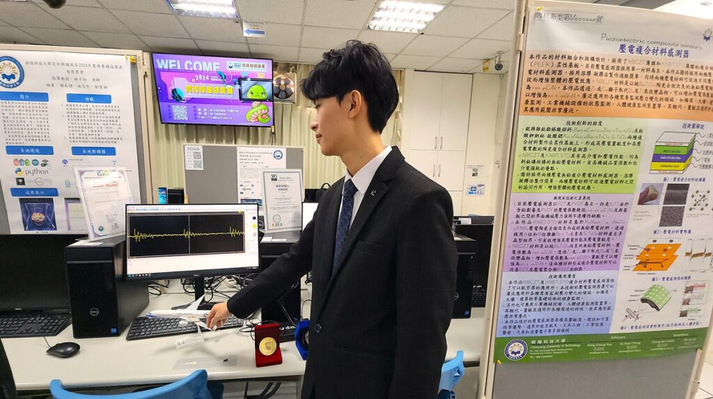 資通系學生謝長諺示範說明「壓電複合材料感測器」運用在飛機表面上的情形。(圖/陳惠玲攝影)