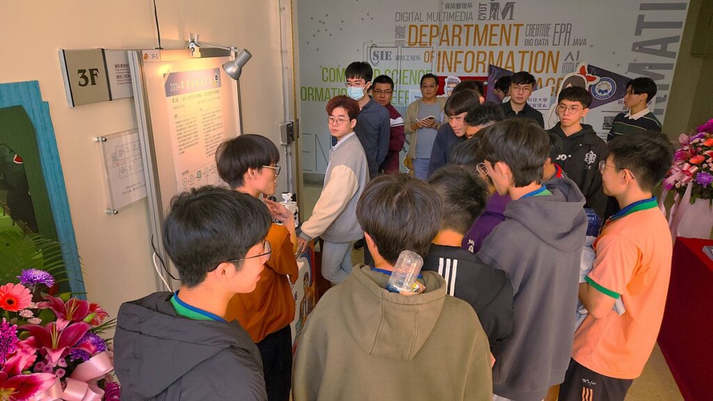 資工系學生團隊展示「結合LLM與多台人型機器人: 語言搭配動作的即興相聲」作品,吸引高中生們關注。(圖/陳惠玲攝影)