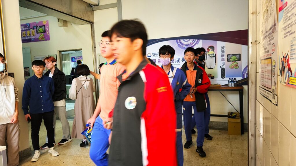 朝陽科技大學資訊學院舉辦資訊週暨畢業專題聯展,豐富多元內容,吸引高中職學生前來觀摩。(圖/陳惠玲攝影)