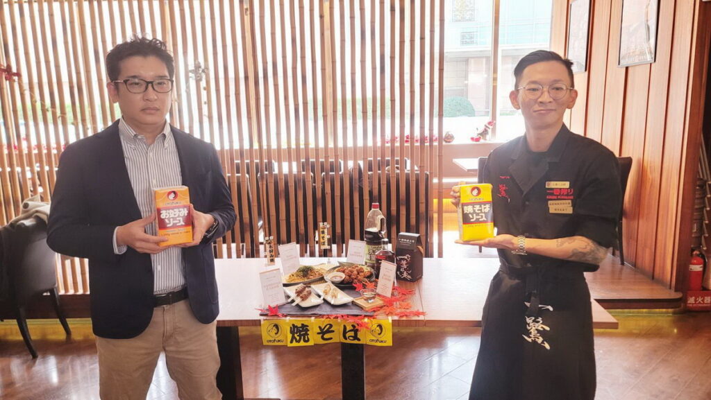 日式醬料大廠御多福食品結合一鷺炭火燒鳥工房強強聯手推出全新聯名菜色 日商御多福食品股份有限公司台北分公司 總經理 佐藤高志 一鷺炭火燒鳥工房 總料理長 李詠育(圖右)。