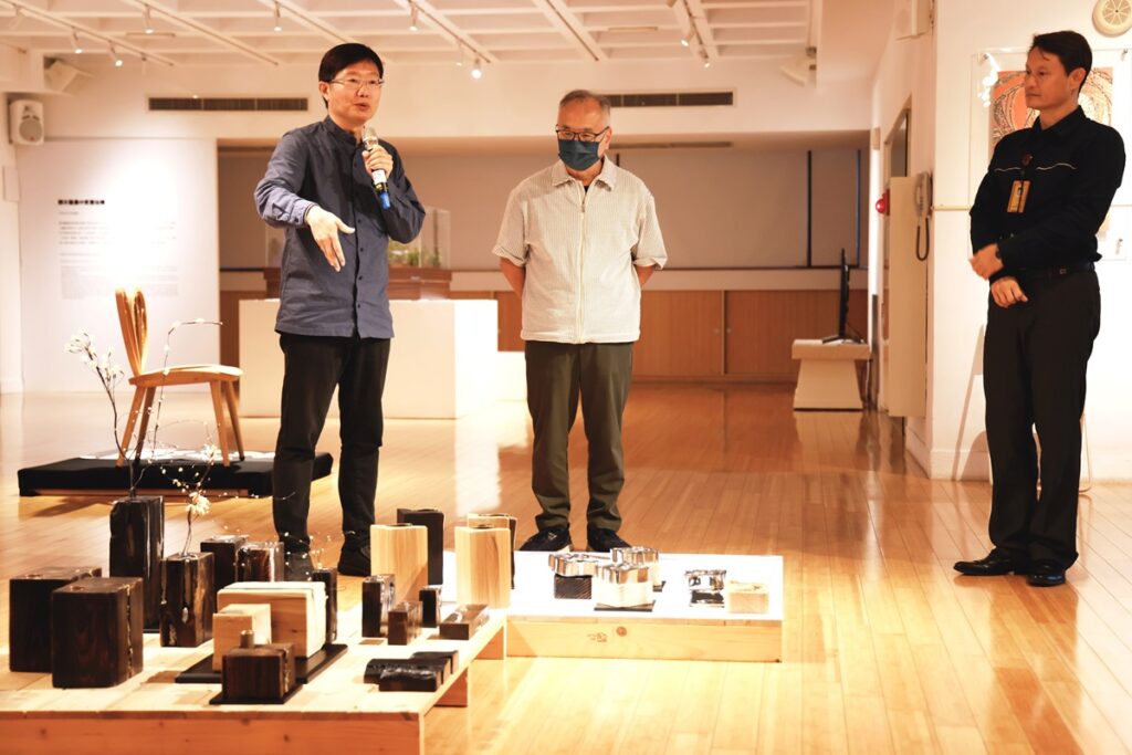 首傑藝術-「方寸.野器」-工藝x數位構築跨域再造,單位與委員說明講解。(圖/工藝中心提供)