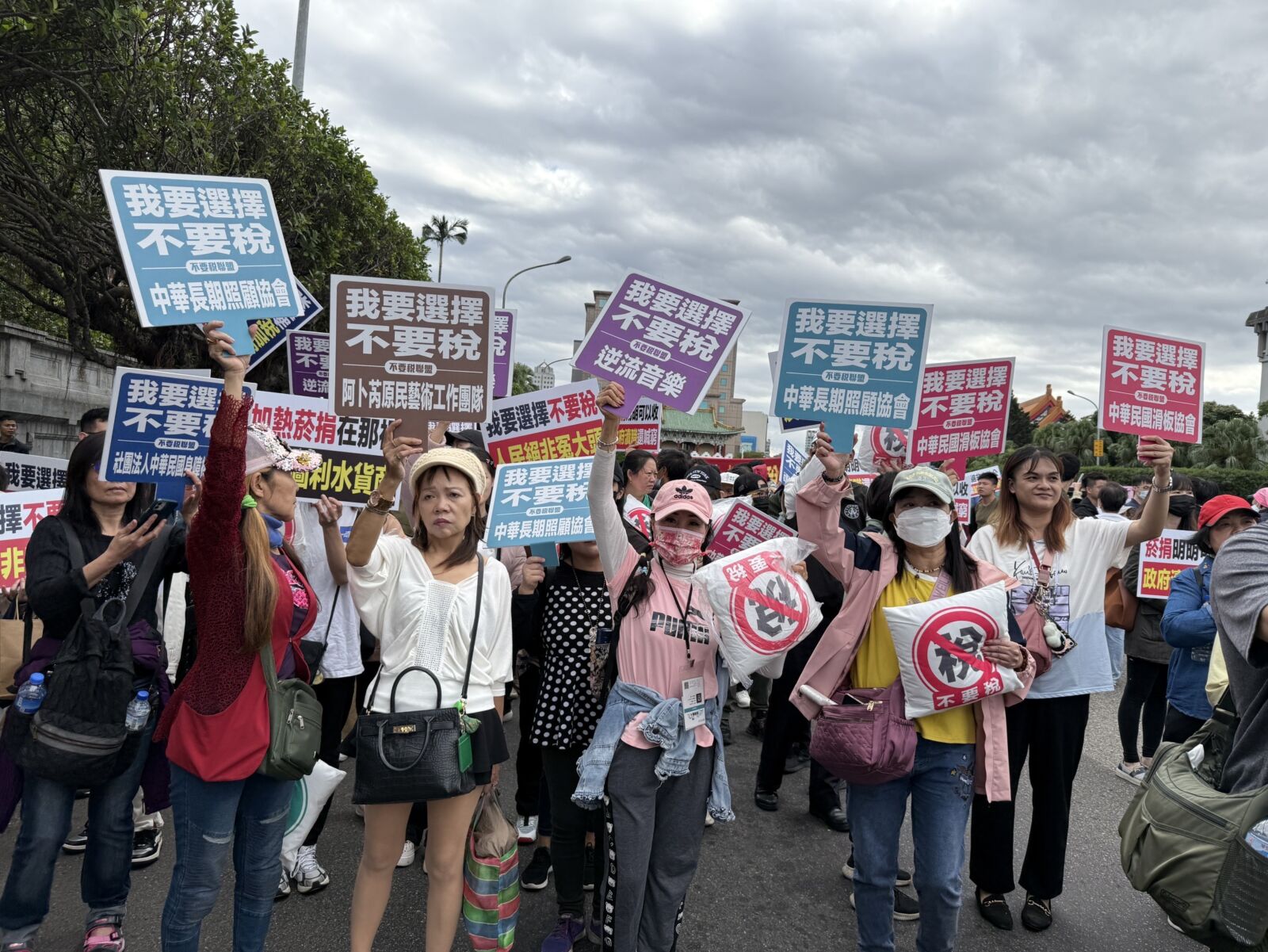 擺爛百億菸捐卻加稅救健保?1200人上凱道嗆政府不要壓榨人民! 224 擺爛百億菸捐卻加稅救健保?1200人上凱道嗆政府不要壓榨人民! 223