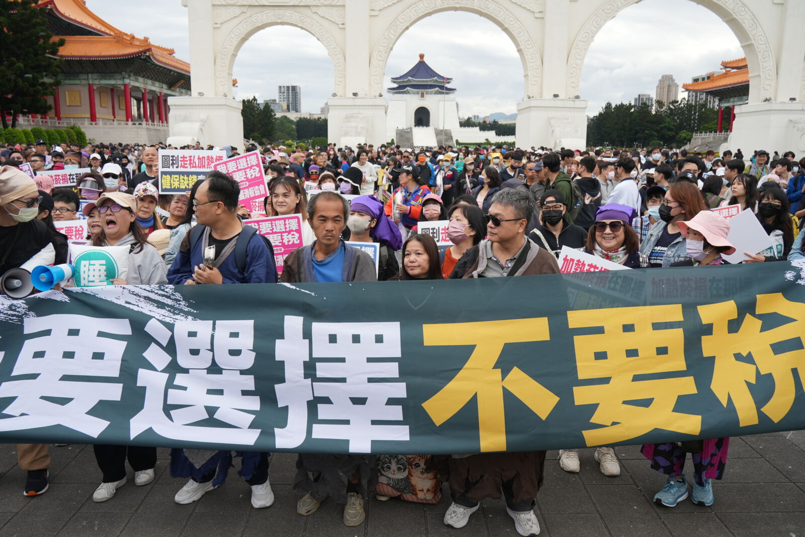 擺爛百億菸捐卻加稅救健保?1200人上凱道嗆政府不要壓榨人民! 226 擺爛百億菸捐卻加稅救健保?1200人上凱道嗆政府不要壓榨人民! 225