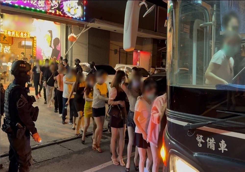 小吃部提供毒品狂歡助興 雄警攻堅查獲60人送辦 215 248241203a01