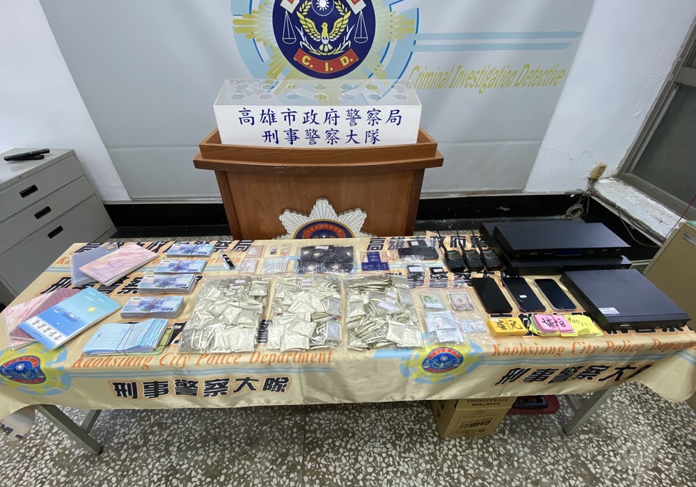 小吃部提供毒品狂歡助興 雄警攻堅查獲60人送辦 216 248241203a02