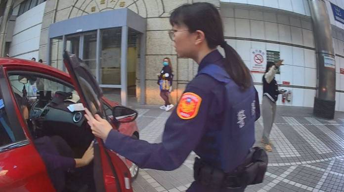 孕婦出血情況緊急 龜山警助開道送醫 57 912260