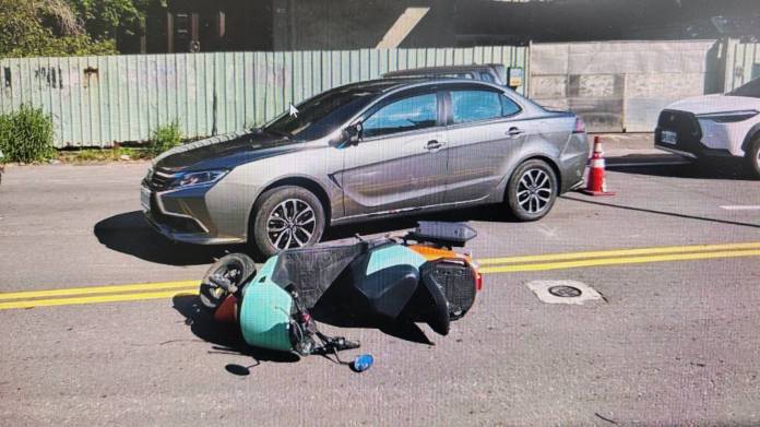 【有片】準備切入偏心左轉道 汽、機車秒發生碰撞 72 705425 0
