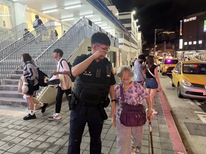 忘路不怕!9旬嬤散步迷途 壢警「熟面孔」助返家 55 S 10911754 0