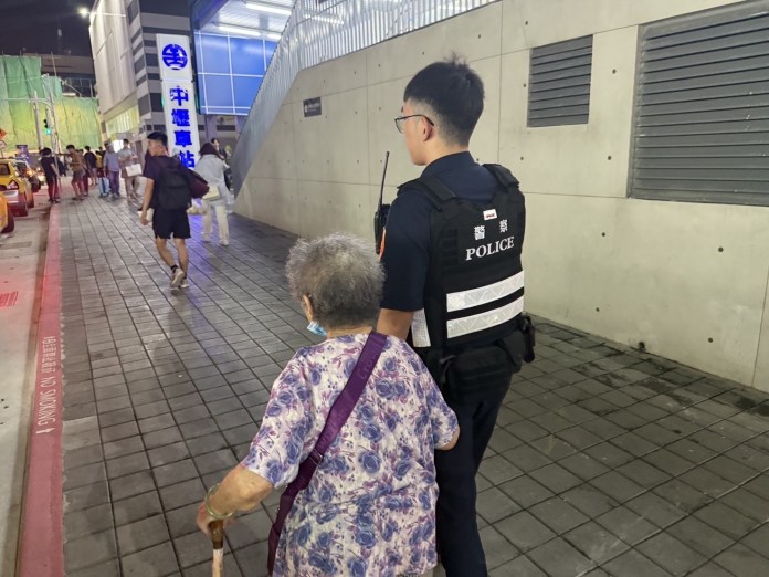 忘路不怕!9旬嬤散步迷途 壢警「熟面孔」助返家 56 S 10911753 0