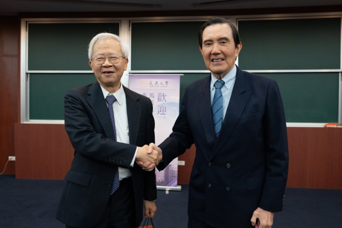 圖3 湯明哲校長與前總統馬英九先生互贈禮物 0