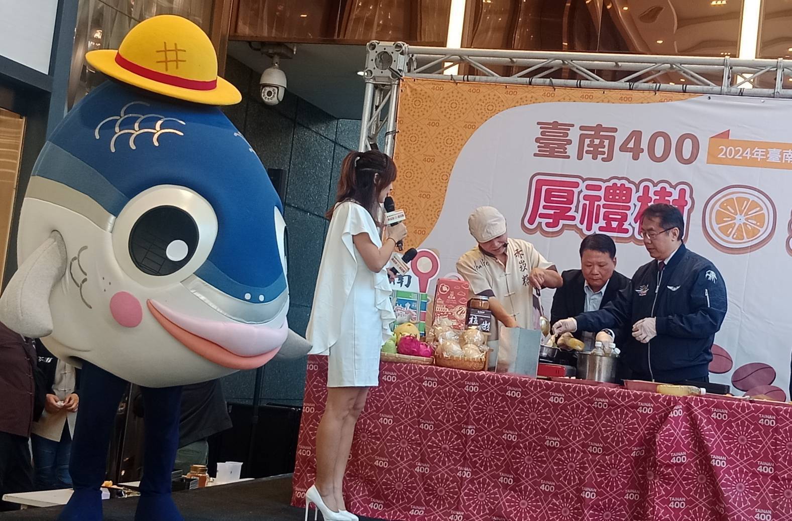 台南吉祥物魚頭君與現場嘉賓,製作糖葫蘆推廣柑橘多元趣味吃法。(圖/記者黃溎芬翻攝)